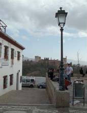 Farolas que hab&iacute;a anteriormente, las mismas que en todo el Albaic&iacute;n granadino, Patrimonio de la Humanidad.